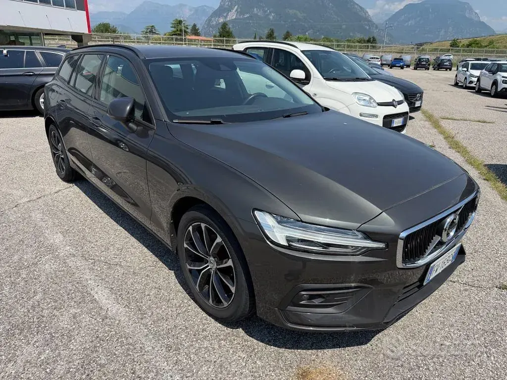 Usata Volvo V60 Business Edition 150 CV (110 kW) 2019 Verde Station wagon
