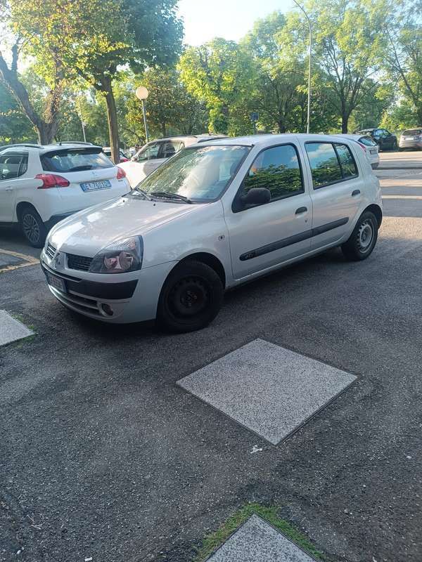 Usata 2003 Renault Clio II Privilege Tre volumi | 900 € (Buon prezzo) - Immagine 1/4