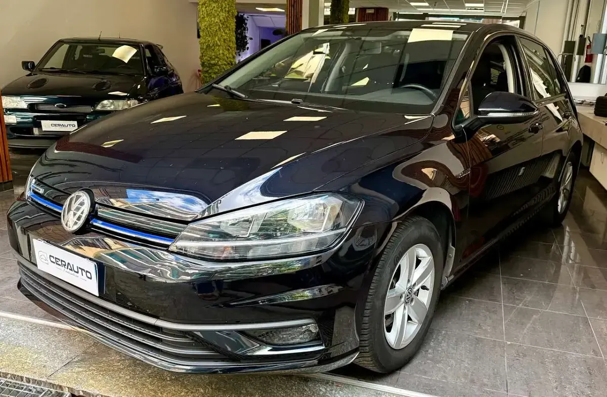 Usata VW Golf VII Executive 110 CV (80 kW) 2018 Schwarz black Berlina