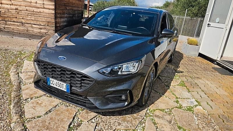 Grigio Usata 2022 Ford Focus ST-Line Berlina | 18.000 € (Molto cara) - Immagine 1/4