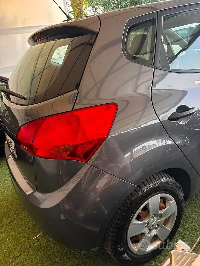 Usata Kia Venga LX 90 CV (66 kW) 2010 Grigio Utilitaria