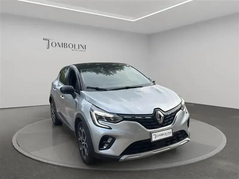 Usata Renault Captur Techno 143 CV (105 kW) 2023 Grigio chiaro SUV