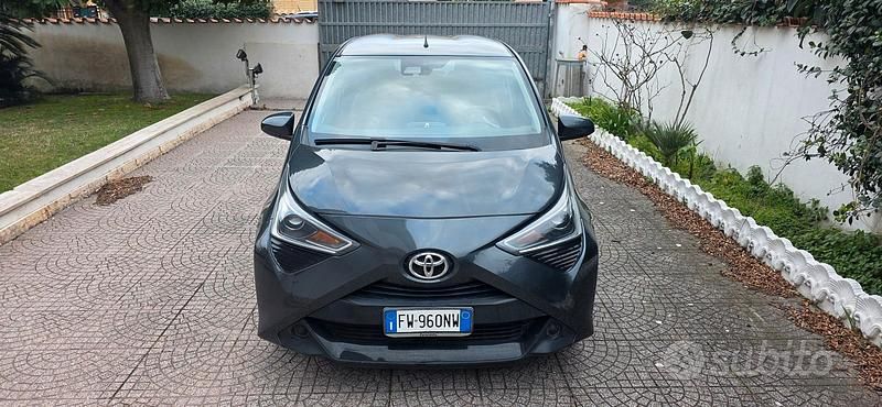Usata Toyota Aygo 72 CV (52 kW) 2019 Grigio Utilitaria