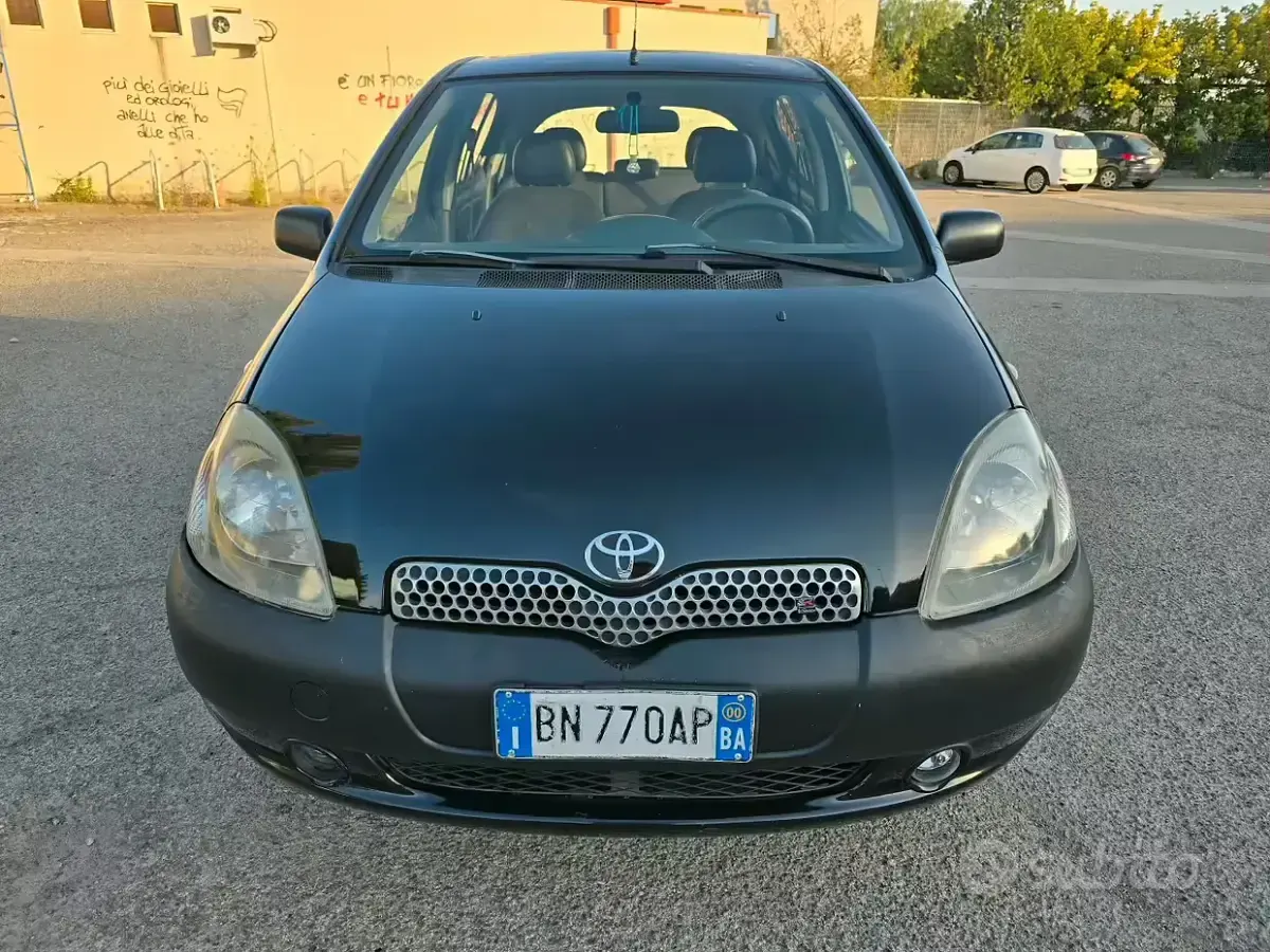 Usata Toyota Yaris 68 CV (50 kW) 2000 Nero Berlina