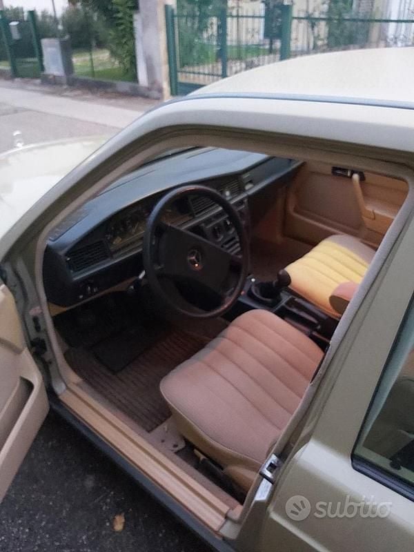Usata Mercedes 190 122 CV (89 kW) 1983 Verde Berlina