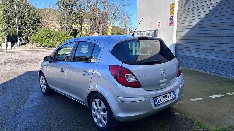 Usata Opel Corsa 65 CV (47 kW) 2012 Argento Utilitaria