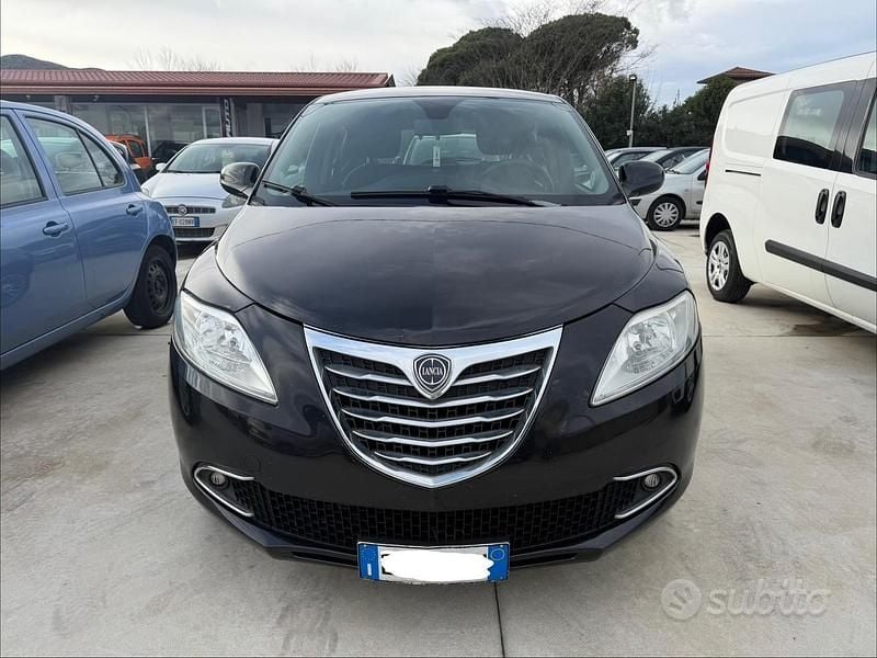 Usata Lancia Ypsilon Silver 85 CV (62 kW) 2013 Viola Utilitaria