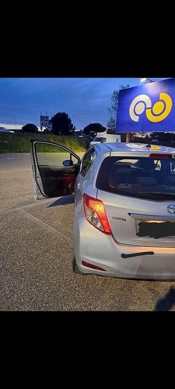 Usata Toyota Yaris Edition 69 CV (50 kW) 2014 Argento Utilitaria