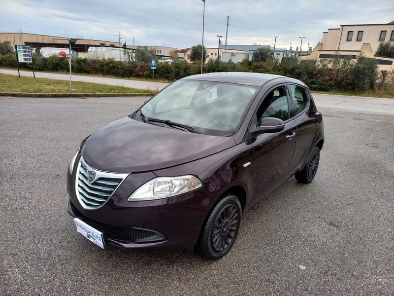Usata Lancia Ypsilon 80 CV (58 kW) 2013 Viola Utilitaria