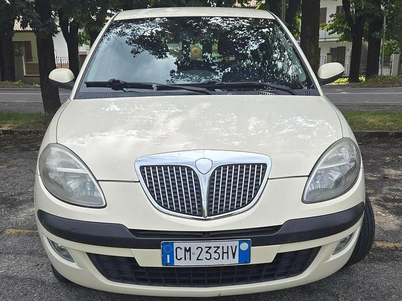 Usata Lancia Ypsilon 69 CV (50 kW) 2004 Giallo Utilitaria
