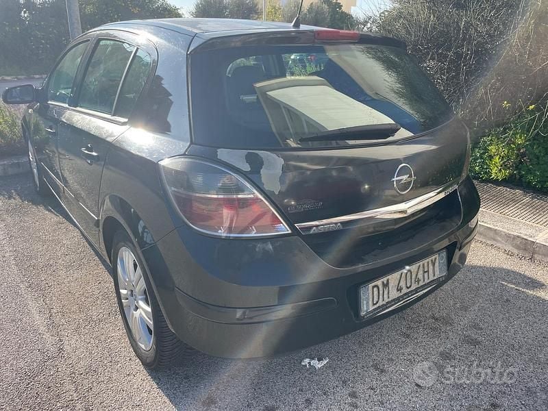 Usata Opel Astra Club 101 CV (74 kW) 2007 Nero Berlina