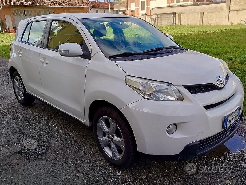 Usata Toyota Urban Cruiser Luxury 90 CV (66 kW) 2011 Bianco Utilitaria