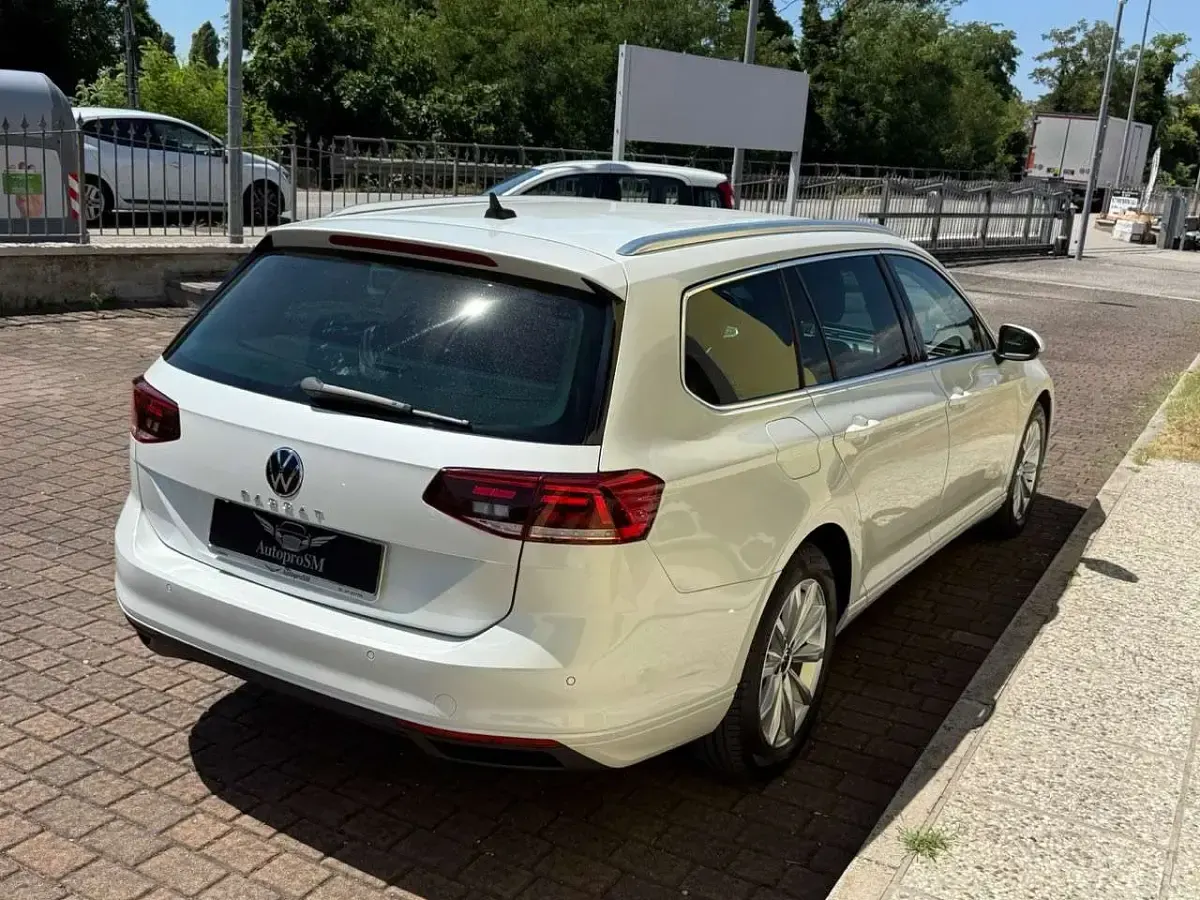 Usata VW Passat 150 CV (110 kW) 2020 Bianco perlato Station wagon