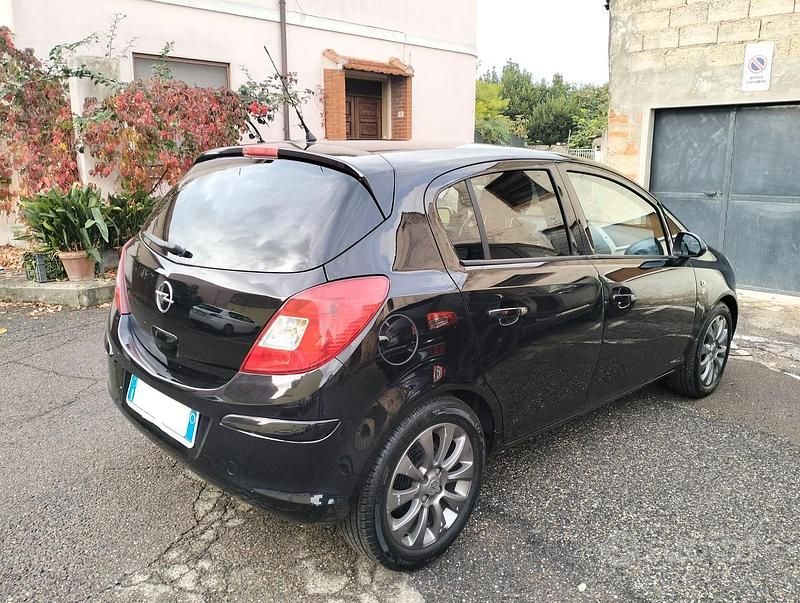 Usata Opel Corsa Edition 95 CV (69 kW) 2010 Nero Berlina
