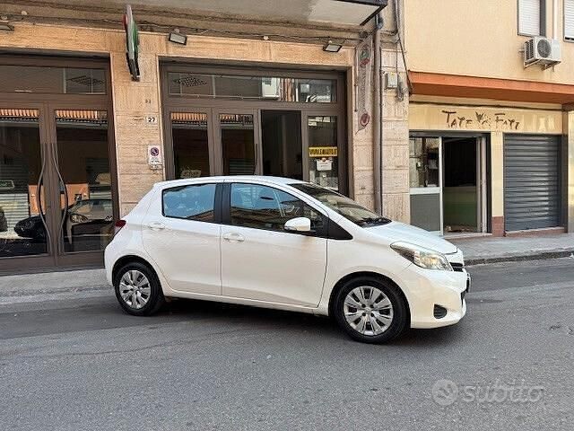 Usata Toyota Yaris Lounge 90 CV (66 kW) 2012 Bianco Berlina