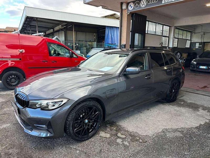 Usata BMW 330e Advantage 184 CV (135 kW) 2021 Mineral grey Station wagon