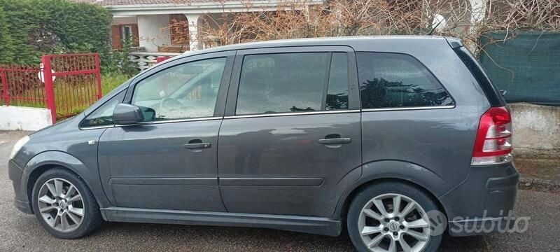 Grigio Usata 2010 Opel Zafira Monovolume | 2500 € (Ottimo prezzo) - Immagine 1/3