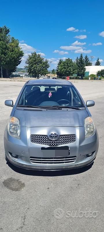Grigio Usata 2006 Toyota Yaris Due volumi | 2200 € (Ottimo prezzo) - Immagine 1/4