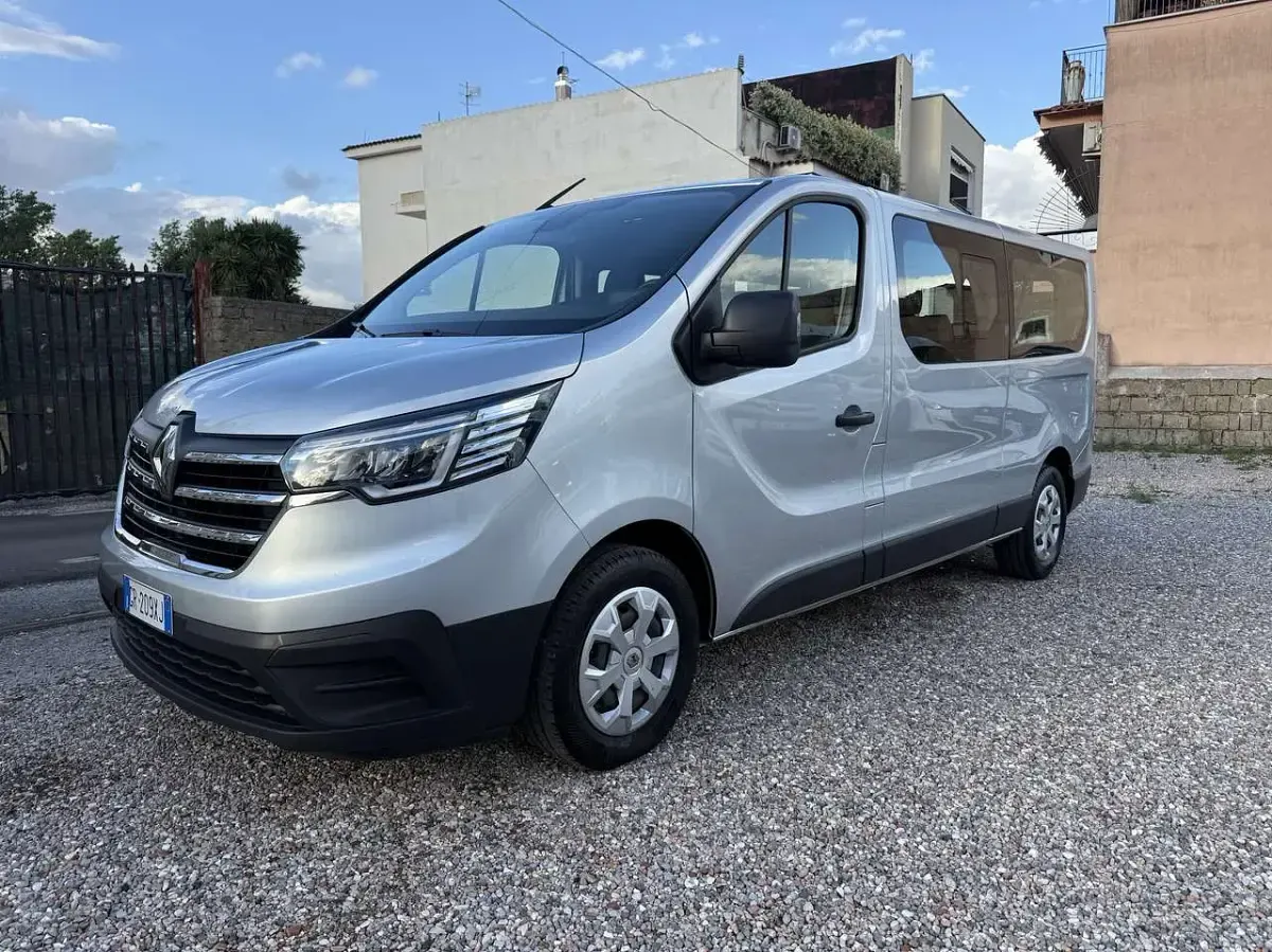 Usata Renault Trafic Zen 150 CV (110 kW) 2023 Argento Monovolume