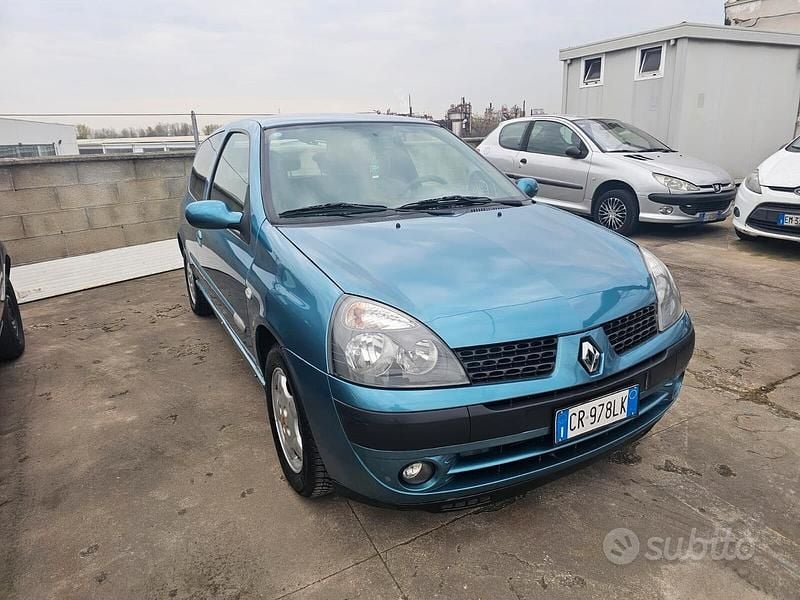 Usado Renault Clio II 58 CV (42 kW) 2005 Azul Berlina