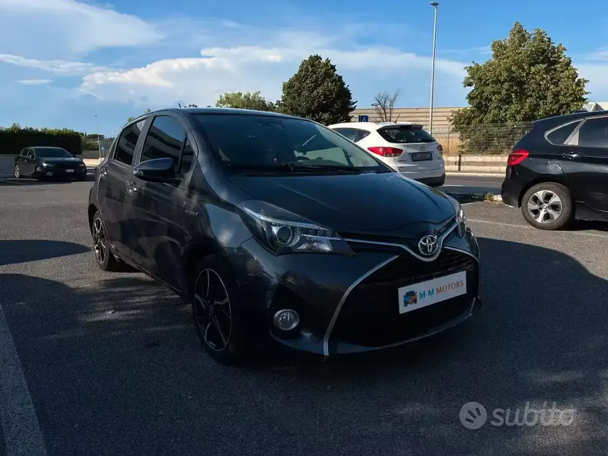 Usata Toyota Yaris Hybrid Style 73 CV (53 kW) 2016 Grigio Berlina