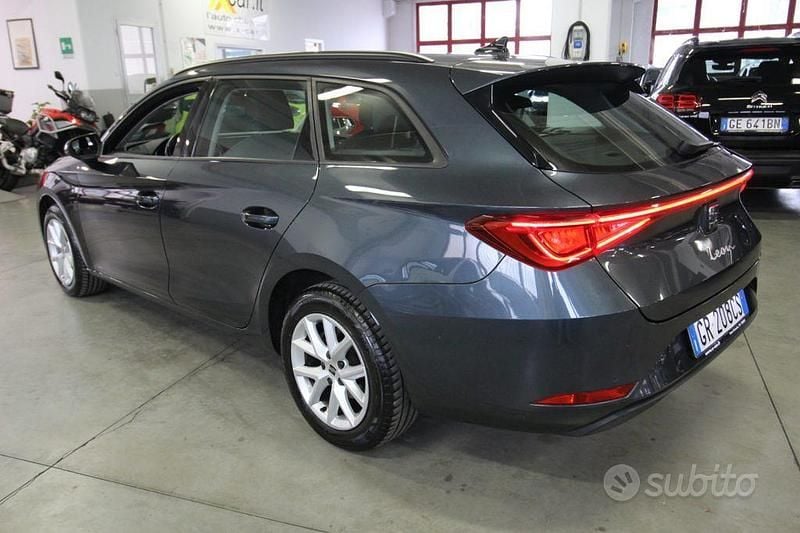 Käytetty Seat Leon Style 116 HP (85 kW) 2023 Harmaa Sedan