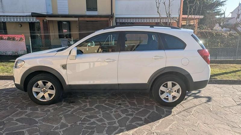 Bianco Usata 2010 Chevrolet Captiva SUV | 2500 € (Buon prezzo) - Immagine 1/4
