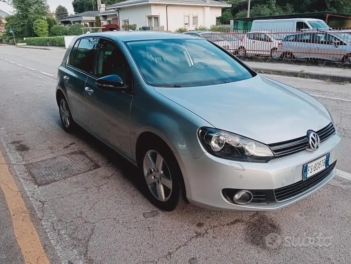 Usado VW Golf VI Highline 105 CV (77 kW) 2011 Gris Utilitario