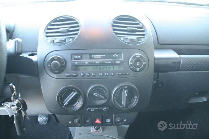 Usata VW New Beetle 102 CV (75 kW) 2003 Nero Utilitaria