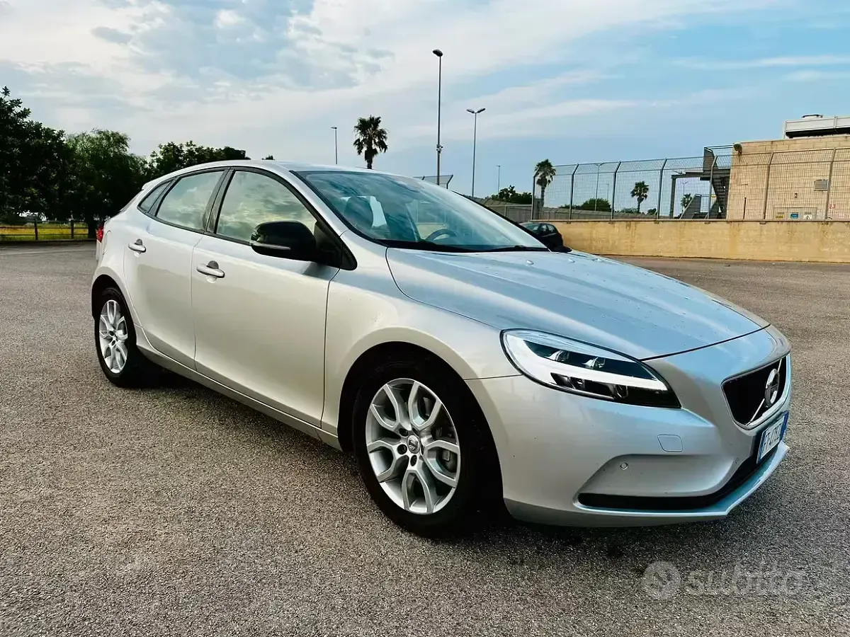 Usata Volvo V40 Business Edition 120 CV (88 kW) 2019 Grigio Berlina
