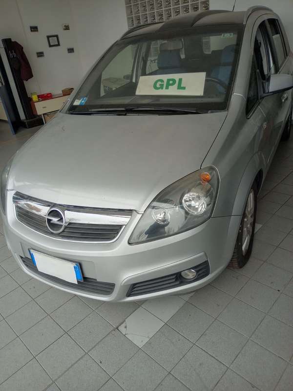 Usato 2005 Opel Zafira 1.8 Benzin 140 CV (3.200 €)