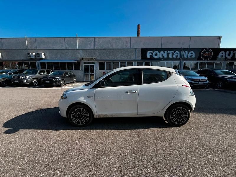 Usata Lancia Ypsilon Gold 69 CV (50 kW) 2023 Bianco Utilitaria