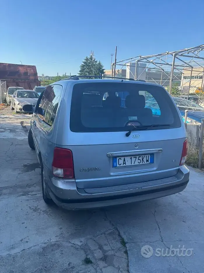 Usata Kia Carnival Comfort 145 CV (106 kW) 2003 Grigio Monovolume