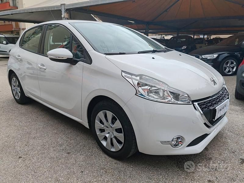 Usata Peugeot 208 68 CV (50 kW) 2014 Bianco Utilitaria