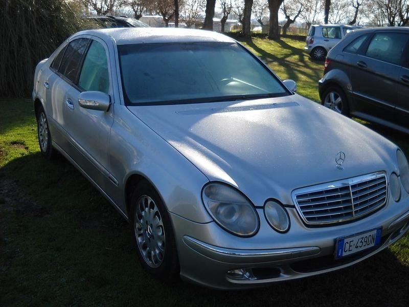 Usata Mercedes E220 Elegance 149 CV (109 kW) 2003 Argento Berlina