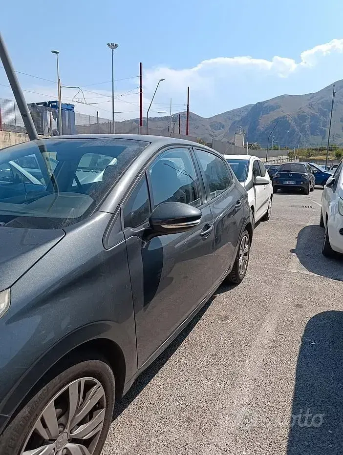 Usata Peugeot 208 Active 95 CV (69 kW) 2014 Grigio Utilitaria