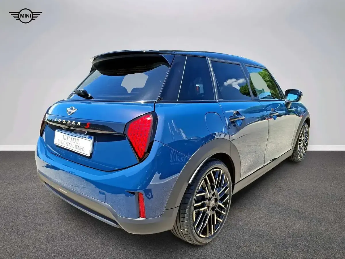 Usata Mini Cooper Favoured 150 kW (204 CV) 2025 Blu/azzurro Utilitaria