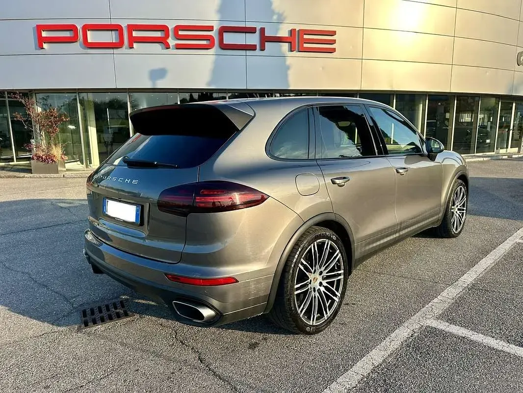 Usata Porsche Cayenne 250 CV (183 kW) 2016 Grigio SUV