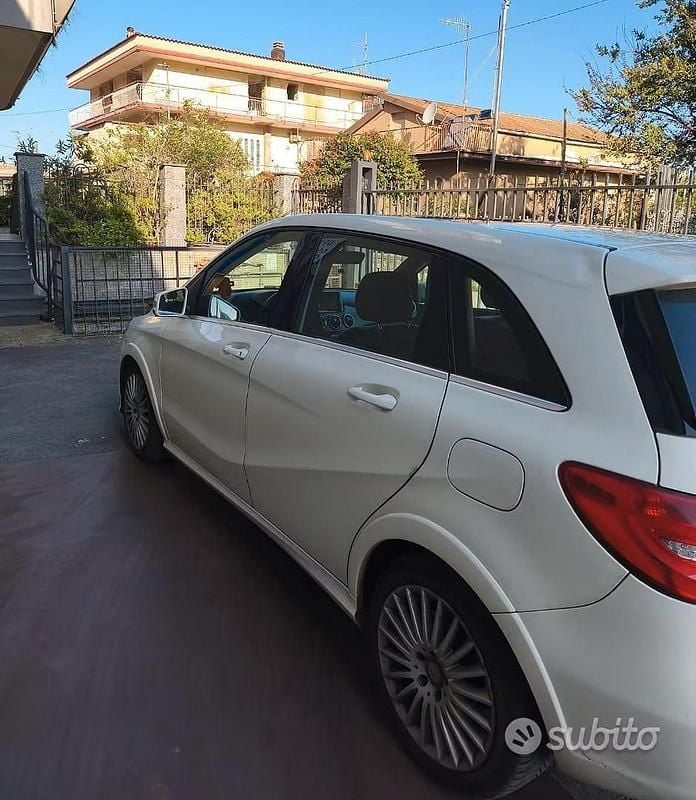 Usata Mercedes B200 156 CV (114 kW) 2014 Bianco Utilitaria