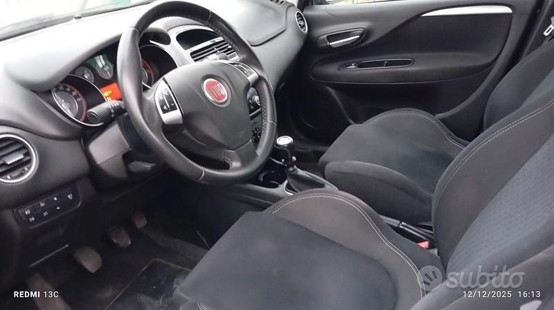 Blu Usata 2016 Fiat Punto Lounge Tre volumi | 5500 € (Molto cara) - Immagine 1/4