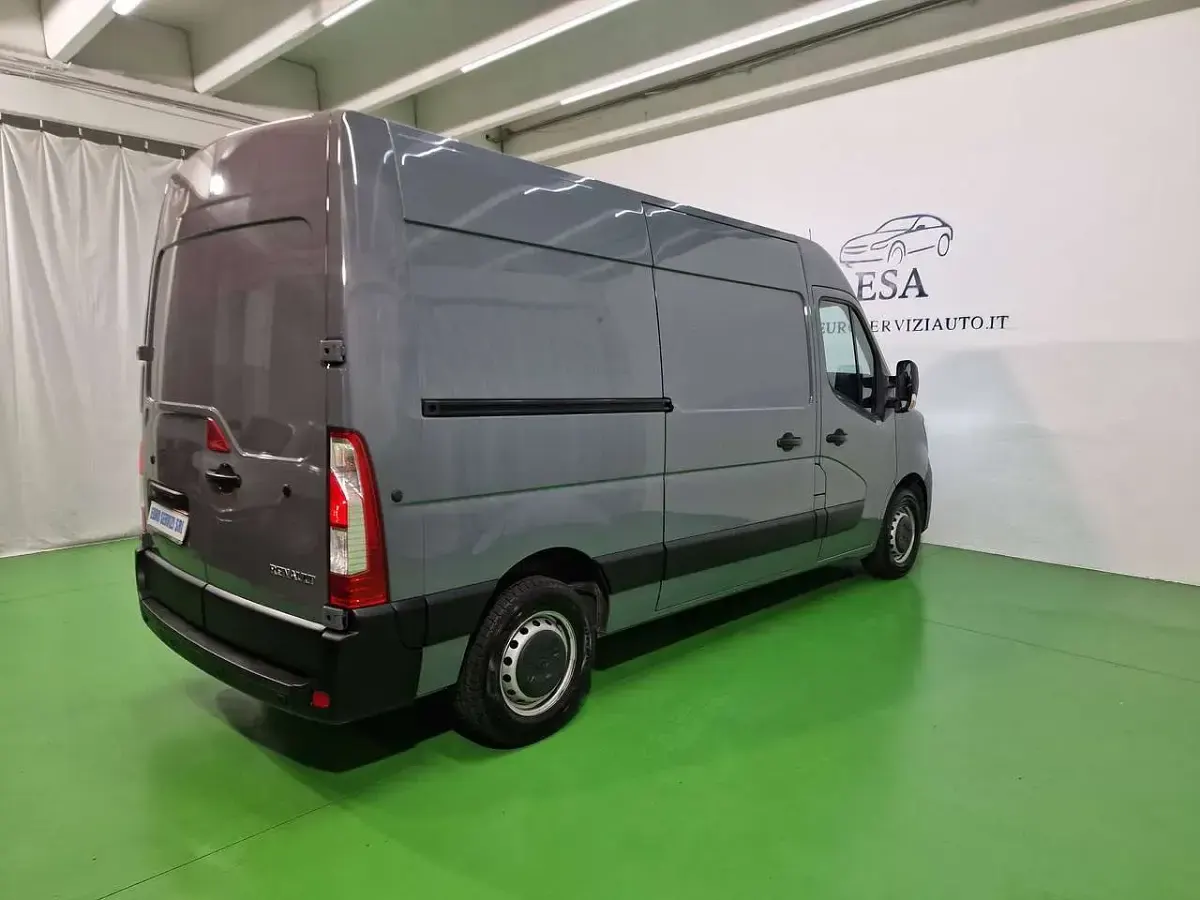 Usata Renault Master 150 CV (110 kW) 2023 Grigio Monovolume