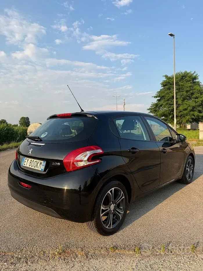 Usata Peugeot 208 Allure 82 CV (60 kW) 2015 Nero Utilitaria
