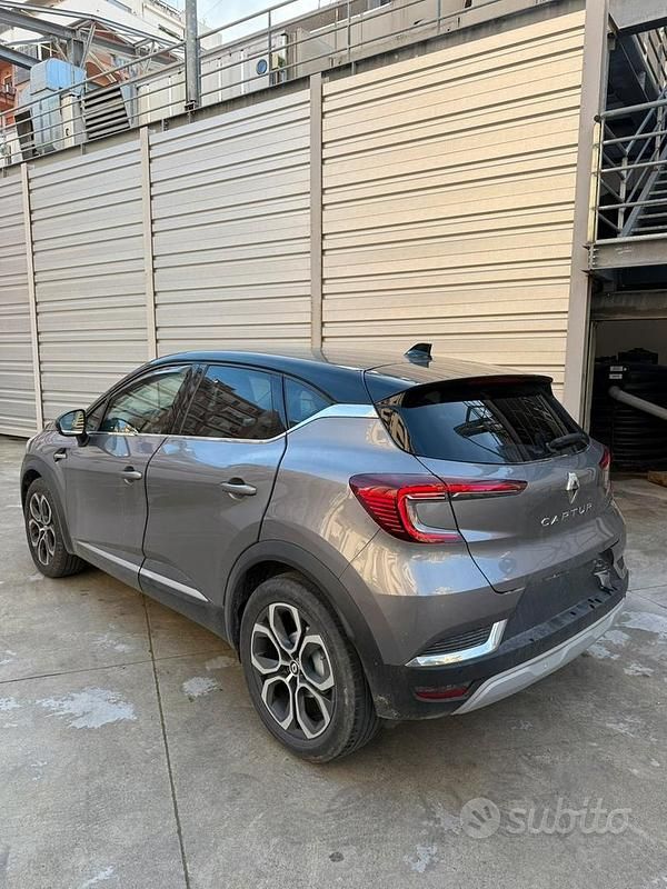 Usata Renault Captur 100 CV (73 kW) 2023 Grigio SUV