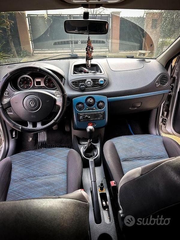 Usado Renault Clio II 82 CV (60 kW) 2008 Gris Utilitario