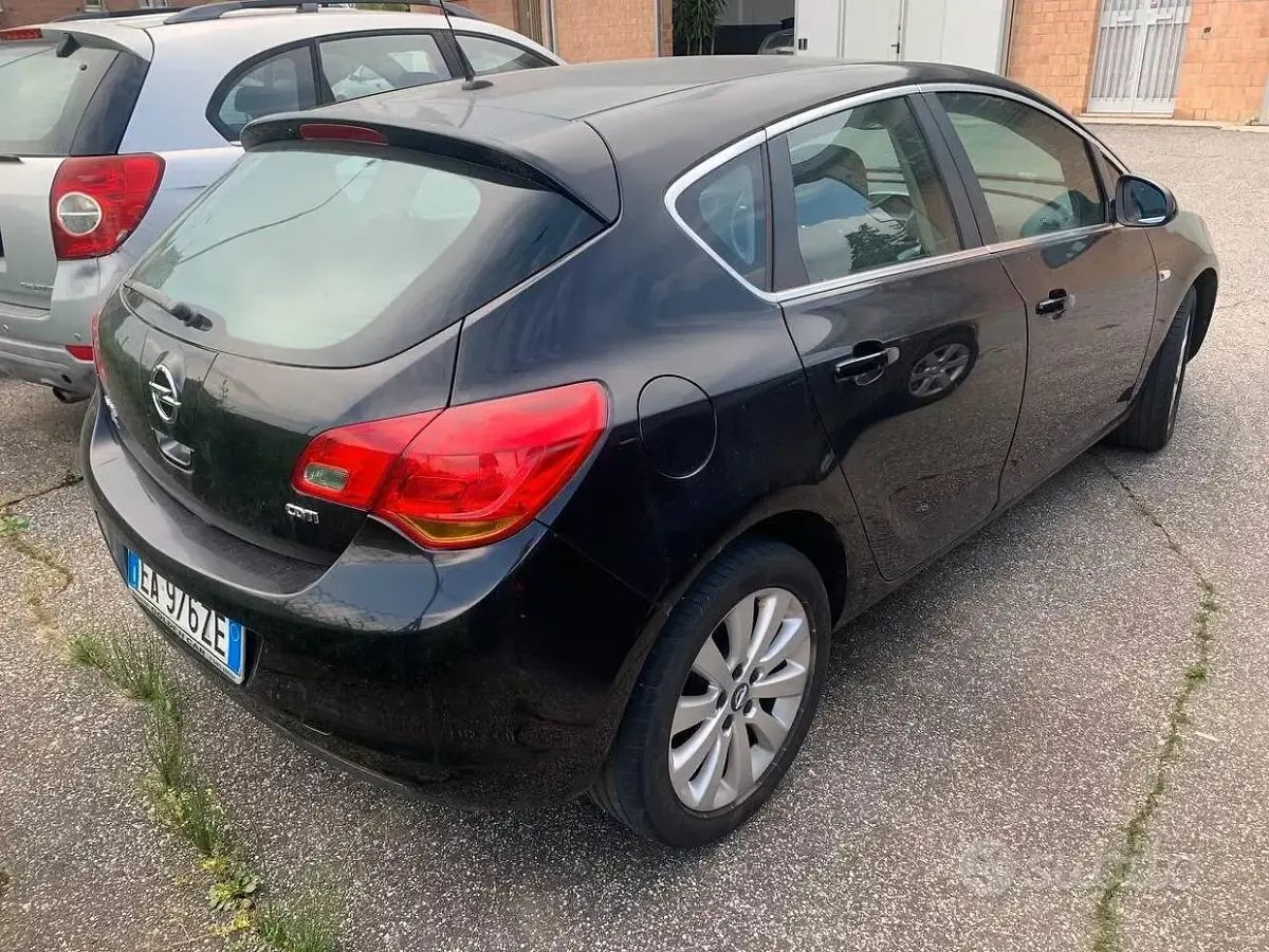 Usata Opel Astra Cosmo 125 CV (91 kW) 2010 Nero Berlina