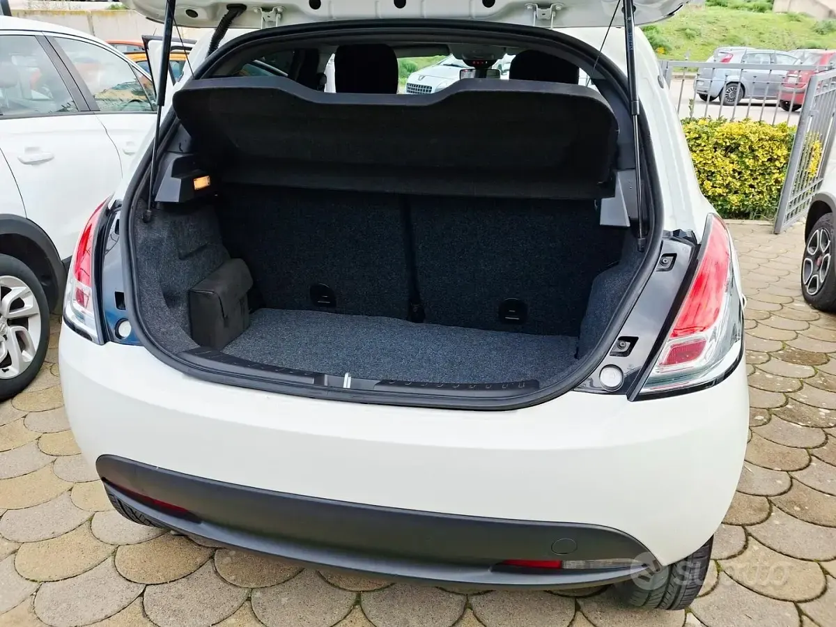 Usata Lancia Ypsilon Gold 69 CV (50 kW) 2022 Bianco Utilitaria