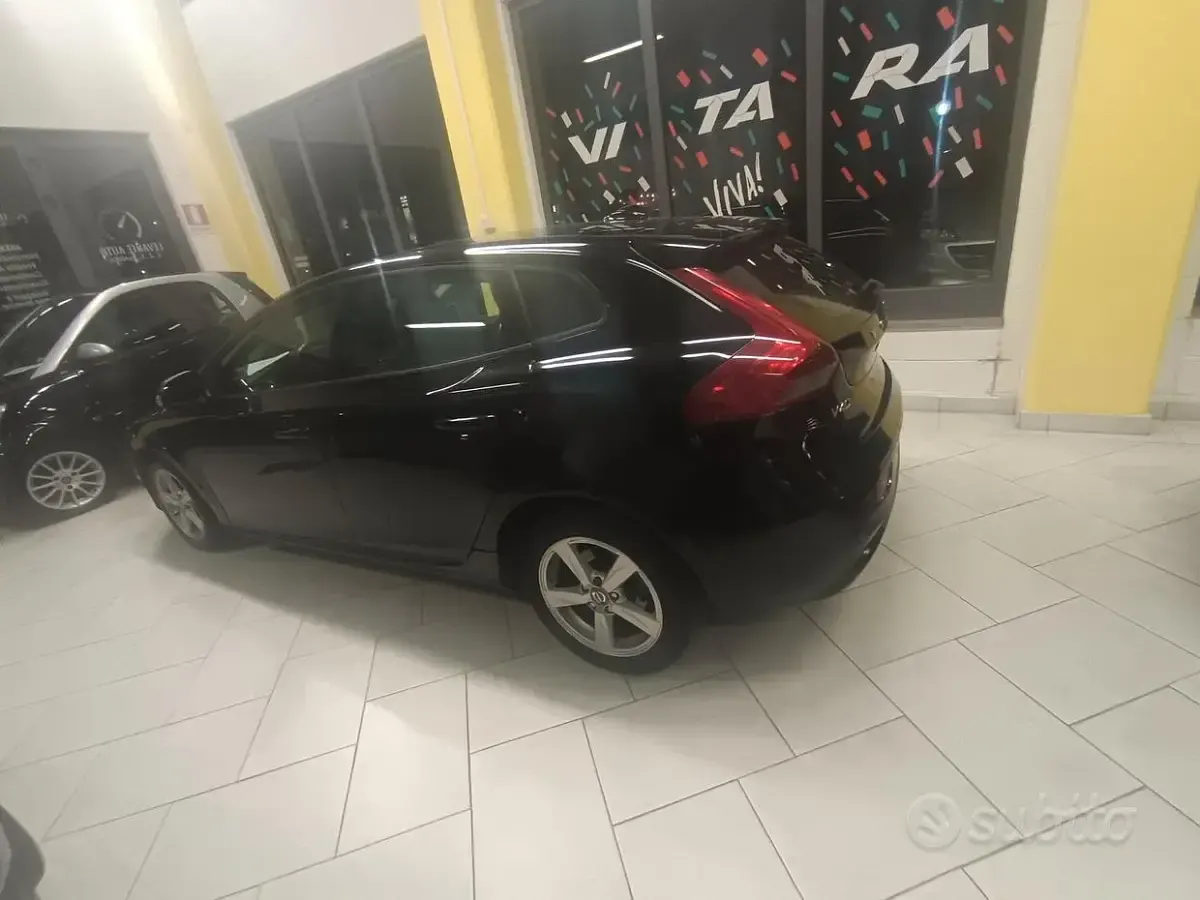Gebraucht Volvo V40 115 PS (84 kW) 2012 Schwarz Kleinwagen