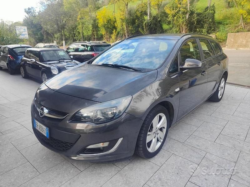 Usata Opel Astra 140 CV (102 kW) 2013 Gray Station wagon