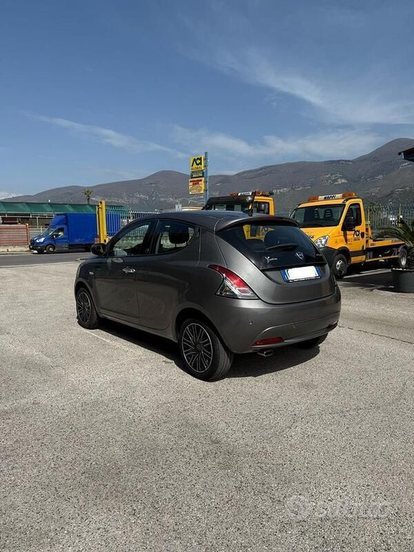 Usata Lancia Ypsilon 69 CV (50 kW) 2022 Grigio Utilitaria