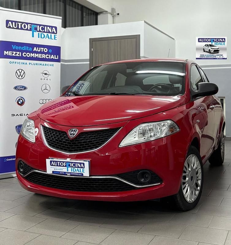 Begagnad Lancia Ypsilon S 95 HK (69 kW) 2016 Röd Halvkombi